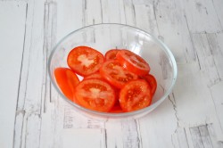 Салат с мидиями, моцареллой и рукколой