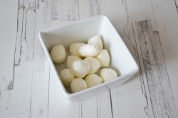 Салат с мидиями, моцареллой и рукколой