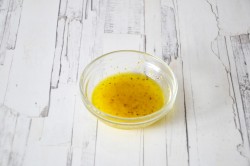 Салат с мидиями, моцареллой и рукколой