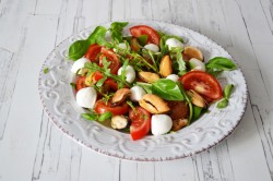 Салат с мидиями, моцареллой и рукколой