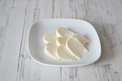 Салат с моцареллой, адыгейским сыром и фисташками