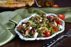 Салат с моцареллой, адыгейским сыром и фисташками