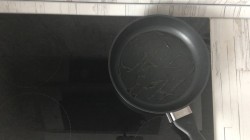 Салат с моцареллой, помидорами и беконом