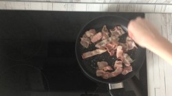 Салат с моцареллой, помидорами и беконом