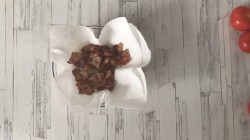 Салат с моцареллой, помидорами и беконом