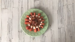 Салат с моцареллой, помидорами и беконом