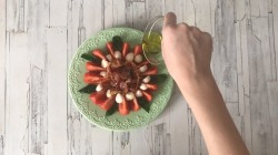 Салат с моцареллой, помидорами и беконом