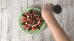 Салат с моцареллой, помидорами и беконом