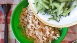 Салат с молодой капустой огурцом и курицей