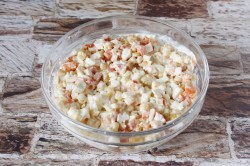 название картинки Салат с морковью и крабовыми палочками