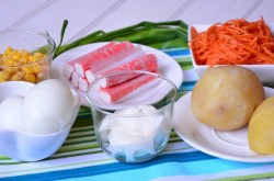 Салат с морковью по-корейски и крабовыми палочками