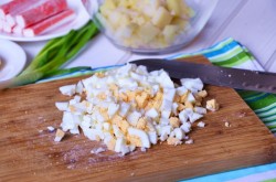 Салат с морковью по-корейски и крабовыми палочками