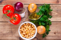 Салат с нутом и помидорами