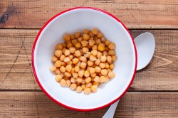 Салат с нутом и помидорами