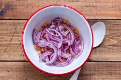 Салат с нутом и помидорами