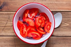 Салат с нутом и помидорами