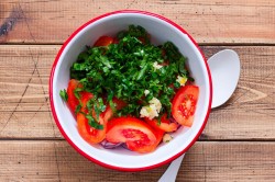 Салат с нутом и помидорами