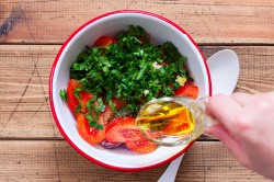 Салат с нутом и помидорами