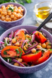 Салат с нутом и помидорами