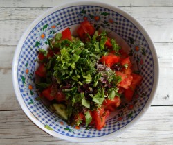 Салат с огурцами и помидорами с маслом