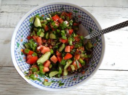 Салат с огурцами и помидорами с маслом