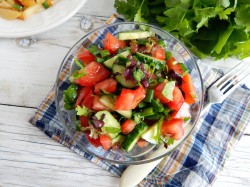 Салат с огурцами и помидорами с маслом