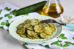 Простой Салат с огурцом и соевым соусом