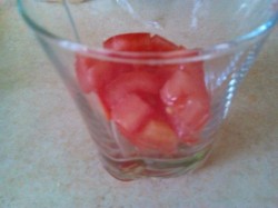 Салат с помидорами и оливками