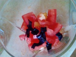 Салат с помидорами и оливками