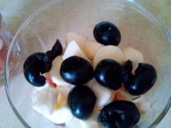 Салат с помидорами и оливками