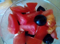 Салат с помидорами и оливками