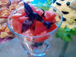 Салат с помидорами и оливками