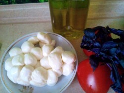 Салат с помидорами и оливками