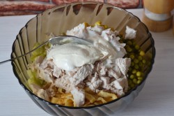 Салат с омлетом и курицей