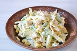 Салат с омлетом и курицей