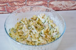 Салат с омлетом и курицей