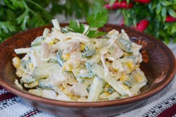 Салат с омлетом и курицей