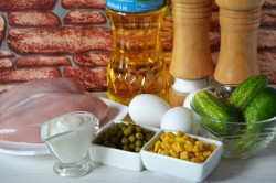 Салат с омлетом и курицей