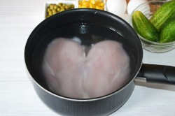 Салат с омлетом и курицей