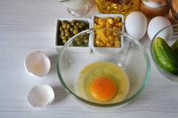 Салат с омлетом и курицей