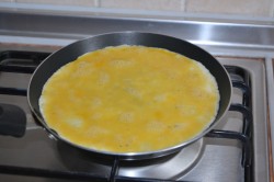 Салат с омлетом и курицей