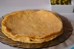 Салат с омлетом и курицей