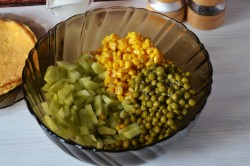 Салат с омлетом и курицей