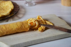 Салат с омлетом и курицей