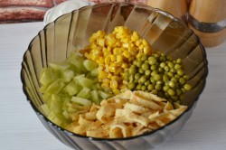 Салат с омлетом и курицей