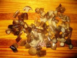 Салат с опятами маринованными и маринованными огурцами