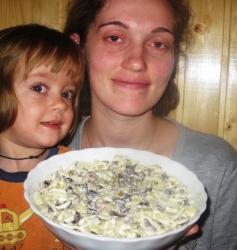 Салат с опятами маринованными и маринованными огурцами