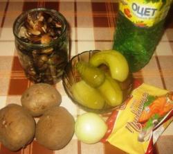 Салат с опятами маринованными и маринованными огурцами