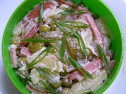 Салат с охотничьими колбасками