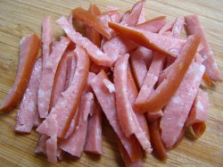 Салат с охотничьими колбасками